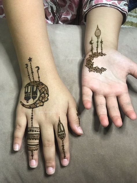 Ramadan henna design hilal Mehendi Designs For Kids, Moon Ramadan, Ramadan Henna, Small Henna Designs, Henna Designs For Kids, Eid Mehndi Designs, Henna Tattoo Designs Hand, Beginner Henna Designs, Latest Henna Designs