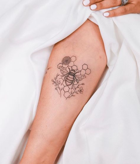 Bee Name Tattoo, Sister Bee Tattoo, Sun Bee Tattoo, Honeycomb Arm Tattoo, Bee Tattoo Ideas Vintage, Bee Keeper Tattoo, Bee Hive Tattoo Ideas, One Line Bee Tattoo, Bee Tattoos With Flowers