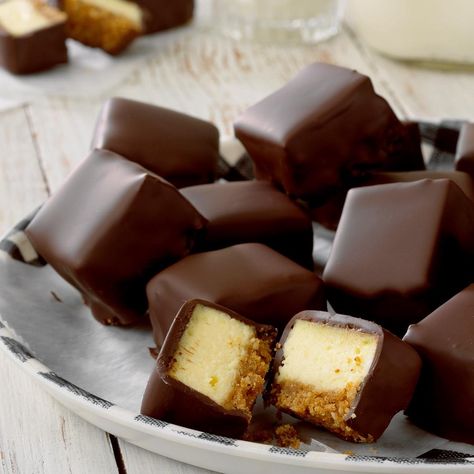 Chocolate Covered Cheesecake, Cheesecake Squares, Square Recipes, Cheesecake Bites, Think Food, Chocolate Cheesecake, Yummy Sweets, Eat Dessert, Finger Food