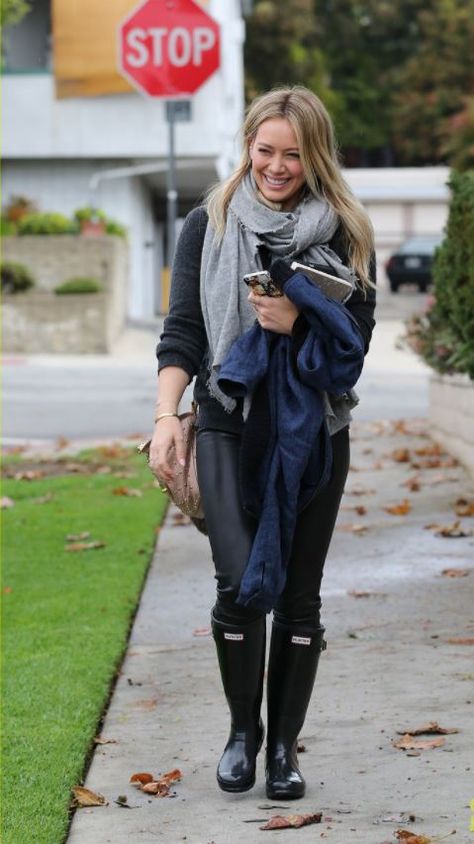 Hilary Duff wears the Original Tall Gloss rain boots. Tall Rain Boots Outfit, Boots Outfit 2023, Glossy Boots, Rain Boots Outfit, Rainboots Outfit, Rain Boot Outfit, Wellies Rain Boots, Tall Rain Boots, Outfit 2023