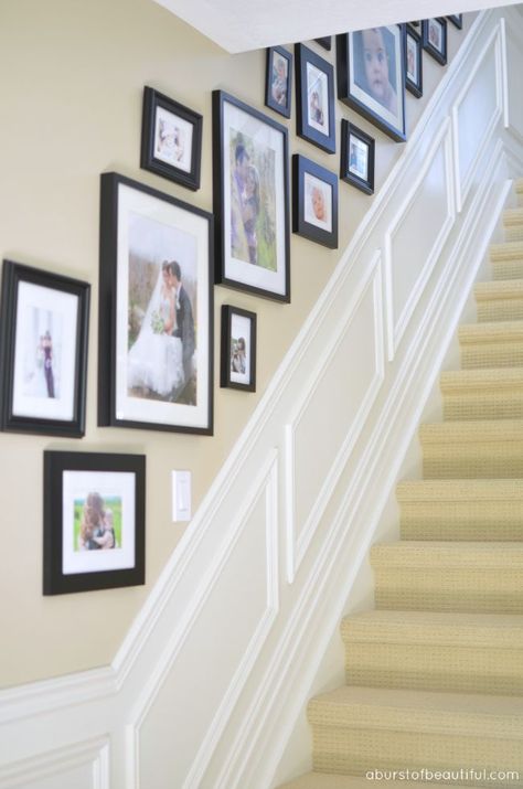 Picture Wall Staircase, Stairway Pictures, Foto Scale, Gallery Wall Stairs, Stairway Gallery Wall, Staircase Pictures, Gallery Wall Staircase, Staircase Wall Decor, Stairway Decorating