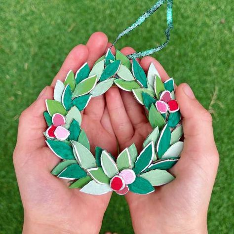 Upcycled Mini Wreath Floral Christmas Wreath, Novogodišnja Dekoracija, Christmas Cardboard, Fair Crafts, Cardboard Christmas Tree, Crafts Ideas For Kids, Cardboard Creations, Mini Wreath, Wreath Project