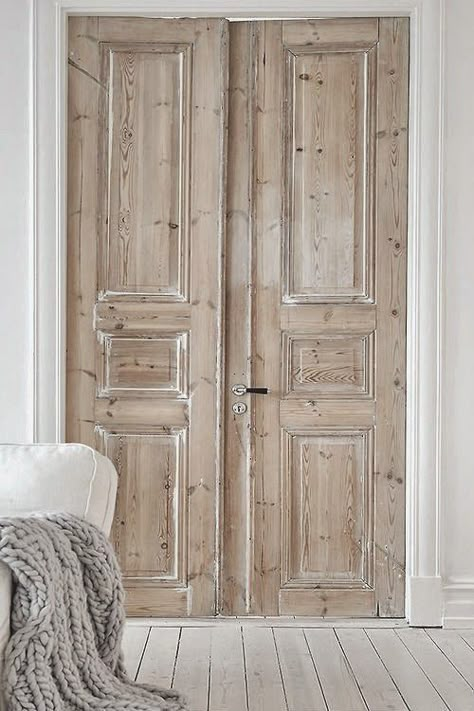 natural wood love (via Bloglovin.com ) Antique Doors, French Doors Interior, Wood Interiors, Old Doors, French Door, Interior Barn Doors, Wood Doors Interior, Beautiful Doors, Internal Doors