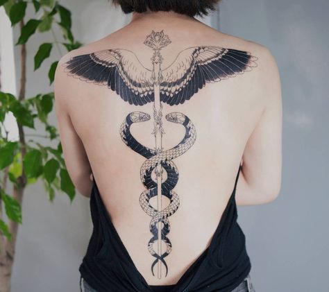 Caduceus spine tattoo Kundalini Tattoo, Hermes Tattoo, Caduceus Tattoo, Alas Tattoo, Tattoo Ideas Inspiration, Flower Spine Tattoos, Spine Tattoo Ideas, Ouroboros Tattoo, Tato Minimal