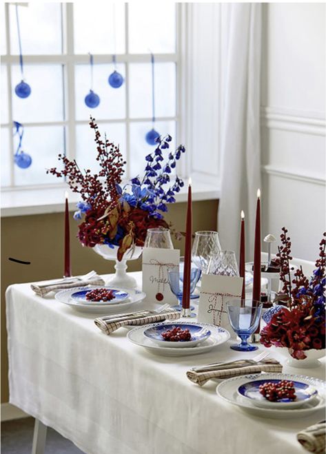 Blue And Red Christmas Table Setting, Blue White Christmas Table, Christmas Table Blue And Silver, Blue Christmas Table Decor, Scandinavian Christmas Table, Blue Christmas Table, Red Table Settings, Table Setting Etiquette, Christmas Dinner Decorations