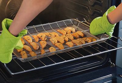 Use the Air Fry feature on your Samsung oven to fry up some chicken nuggets or vegetables when it’s time for dinner. The feature uses less oil than normal frying, so you’ll get healthy and tasty food every time. Make sure to use the included Air Fry tray whenever you’re using Air Fry mode. Air Fry Wings, Fry Chicken Wings, Air Fry Chicken, Samsung Oven, Air Fry Chicken Wings, Searing Meat, Fry Chicken, Smart Oven, Air Fryer Oven Recipes