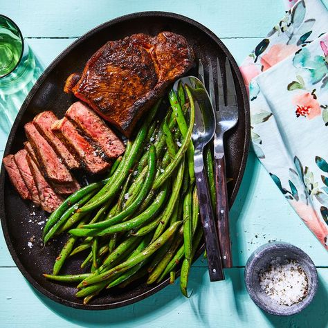 Lemon-Garlic Steak & Green Beans Steak And Green Beans, Ground Beef Breakfast, Strip Steak Recipe, Garlic Steak, Green Beans Recipe, Cooking Green Beans, Rib Eye, Cheesy Pasta, Beans Recipe