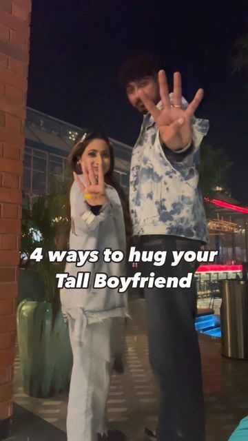 How To Hug Short People, How To Hug Your Tall Boyfriend, Best Ways To Hug Your Boyfriend, How To Hug Tall Guys, Tall Person Hugging Short Person, Ways To Hug Your Boyfriend, Tall Bf And Small Gf, How To Hug A Guy Taller Than You, Small Gf And Tall Bf