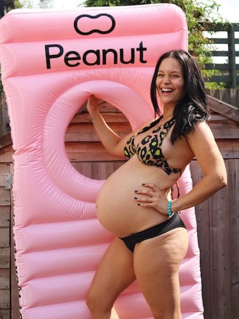 Wha-aa? A pool float made just for pregnant women. And our bellies. Megan Rose, Mom Belly, Pregnancy Apps, Healthy Pregnancy Tips, Parenting Tools, Best Baby Gifts, Floating In Water, Parenting Blog, Pregnant Belly