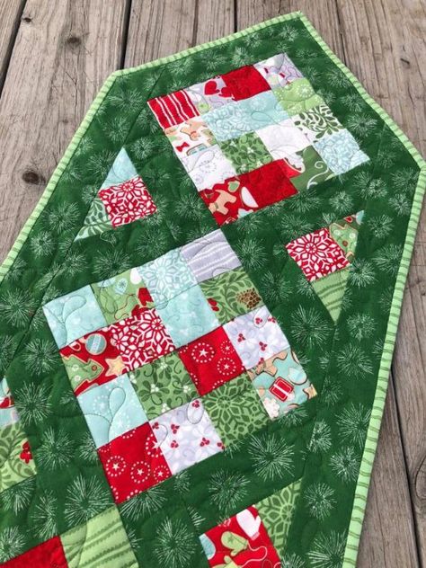 Xmas Quilts, Quilt Runners, Christmas Table Runner Pattern, Quilted Table Runners Christmas, Christmas Quilting Projects, Table Topper Patterns, Xmas Table, Table Runner Diy, Runner Pattern