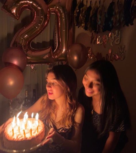 21st Birthday With Friends, Bff Birthday Aesthetic, Birthday Friends Photo, Birthday Astethic Pictures, Best Friend Birthday Aesthetic, Its My Birthday Aesthetic, Aesthetic Birthday Outfits, Birthday Inspo Outfits, Birthday Photo Ideas Aesthetic