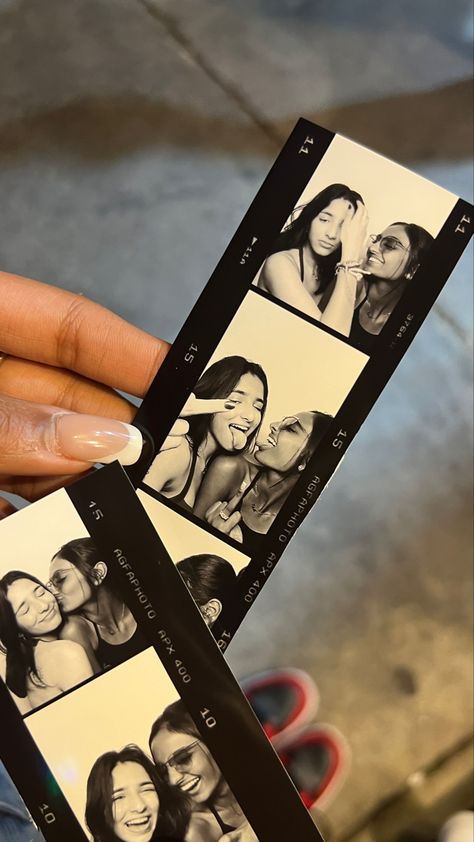 Photobooth Strip Aesthetic, Photobooth Strip Design, Photo Booth Pictures Strip, Friends Photo Booth, Photobooth Strip, Photobooth Selfie, Christmas Bg, Photo Booth Photos, Photobooth Layout