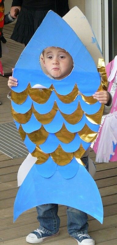 Fish Fancy Dress, Fish Costume Kids, Diy Fish Costume, Sea Creature Costume, Fancy Dress Costumes Kids, Cardboard Costume, Fish Costume, Diy Preschool, Diy Costumes Kids