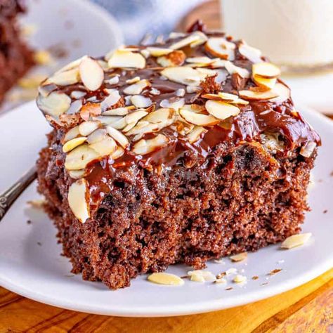 Restaurant Desserts, Almond Joy Cake, Earthquake Cake, Cake Mix Ingredients, Cake Video, Homemade Chocolate Cake, Poke Cake Recipes, Country Cook, Pecan Cake