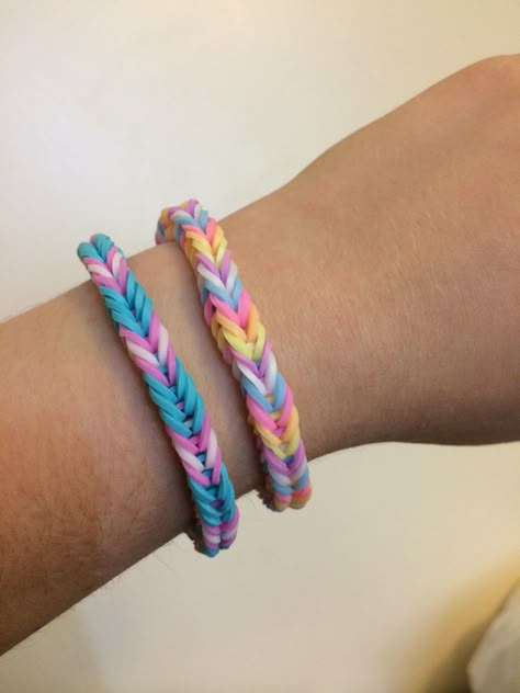 Rainbow Loom Fishtail bracelets :D #Pastels #Patterns Rubber Band Bracelet Ideas With Beads, Rainbow Loom Bracelets Fishtail, Preppy Loom Bracelets, Rainbow Loom Color Ideas, Rainbow Loom Bracelets Ideas, Rainbow Loom Bracelets Color Ideas, Rainbow Loom Color Combinations, Loom Bands Ideas, Loom Bracelets Ideas