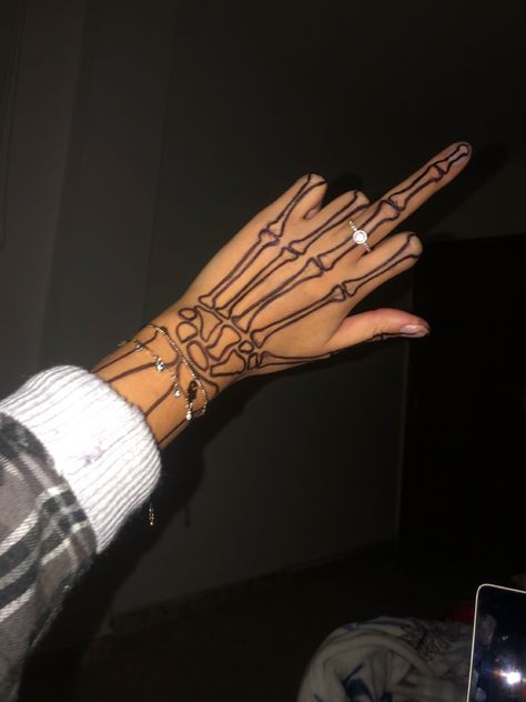 Skeleton Hand Makeup, Skeleton Hands Drawing On Hand, Easy Skeleton Makeup, Cool Little Tattoos, Skeleton Hands Drawing, Aesthetic Skeleton, Hand Makeup, Hand Tattoos For Girls, Henna Tattoo Hand