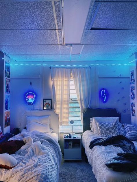 Small Room Ideas 2 Beds, Dorm Room Ideas Both Sides, Aesthetic Bedroom Ideas For Two Sisters, Room Ideas Aesthetic Sharing A Room, Dorm Room Ideas Shared, Bedroom Ideas 2 People, Dorm Room 2 People, Shared Bedroom Aesthetic, Bedroom Ideas 2 Beds