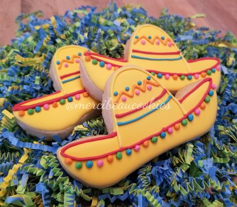 Sombrero cookies by @mercibeaucookies Sombrero Cookies, Fiesta Cookies, Cheap Cookies, Mexican Cookies, Bachelorette Cookies, Crazy Cookies, Hat Cookies, Mexican Party Theme, Summer Cookies