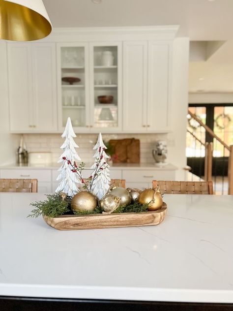 Calacatta Ultra Quartz, Christmas Coffee Table Decor, Christmas House Tour, Tray Decor Christmas, Home Bunch, Christmas Tray, Holiday Deco, Christmas Table Centerpieces, Christmas Decor Inspiration