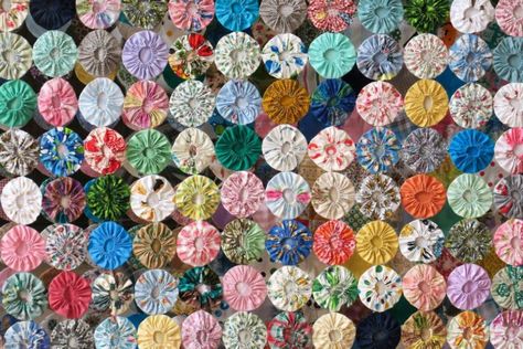 Have fun quilting any of these yoyo quilt pattern ideas you can get for free in this post for your next craft project. Quilt Pattern Ideas, Yoyo Quilt, Advanced Sewing Projects, Quilting Methods, Yo Yo Quilt, Jelly Roll Quilt Patterns, Hanging Quilts, Jellyroll Quilts, Summer Quilts