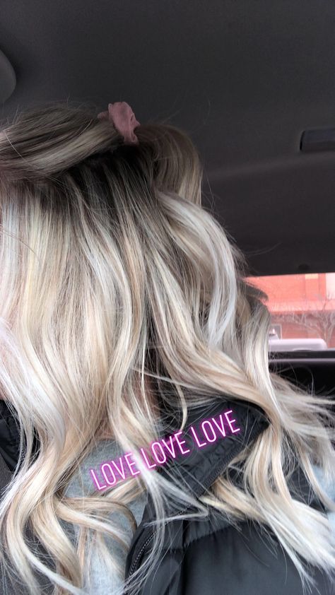 Dark Roots Bleach Blonde Hair, Platinum Smudge Root, Dark Root Bleach Blonde Hair, Cool Rooted Blonde, Full Highlights Root Smudge, Blonde Balayage Close To Roots, Blonde Shadow Root Balayage Dark Brown, Blond White Hair With Dark Roots, Root Smudge Blonde Dark Roots