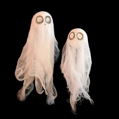 Haunting decorations for the Tim Burton-themed Halloween party of your nightmares – SheKnows Tim Burton Halloween Party, Tim Burton Party, Beetlejuice Party, Tim Burton Halloween, Halloween Party Treats, Easy Halloween Party, Beetlejuice Halloween, Hanging Ghosts, Cute And Spooky