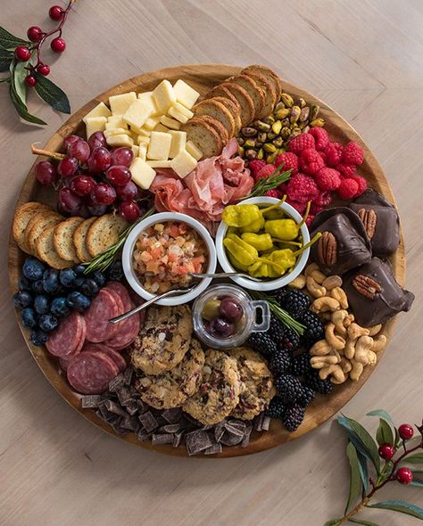 AD:  How To Assemble the Perfect Party Food Platter without spending a ton! This charcuterie board is the perfect appetizer for your next holiday party. Superbowl Charcuterie, Superbowl Snacks Dessert, Hillshire Snacking, Easy Charcuterie Board, Easy Charcuterie, Healthy Superbowl, Tyson Foods, Healthy Superbowl Snacks, Superbowl Appetizers