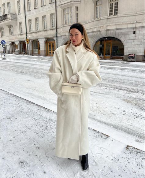 Ivory Coat Outfit, White Puffer Coat Outfit, Cream Coat Outfit Winter, White Ski Outfit, Maxi Coat Outfit, White Coat Outfit, Puffer Coat Outfit, Ski Outfit For Women, Long White Coat