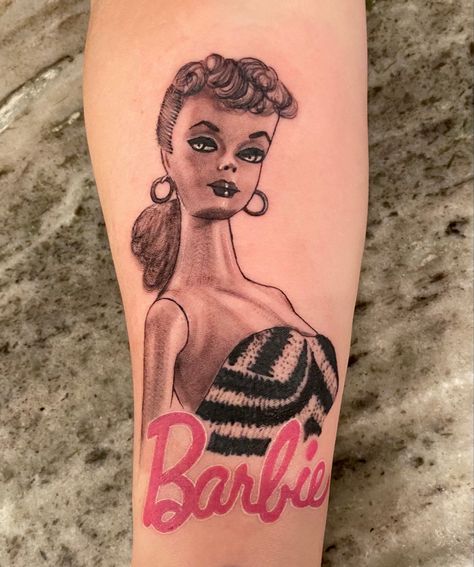 Barbie Tattoo Design, Barbie Tattoo Ideas Design, Barbie Pinup Tattoo, Minimalist Barbie Tattoo, Vintage Barbie Tattoo, Barbie Old, Barbie Tattoo, R Tattoo, School Tattoo