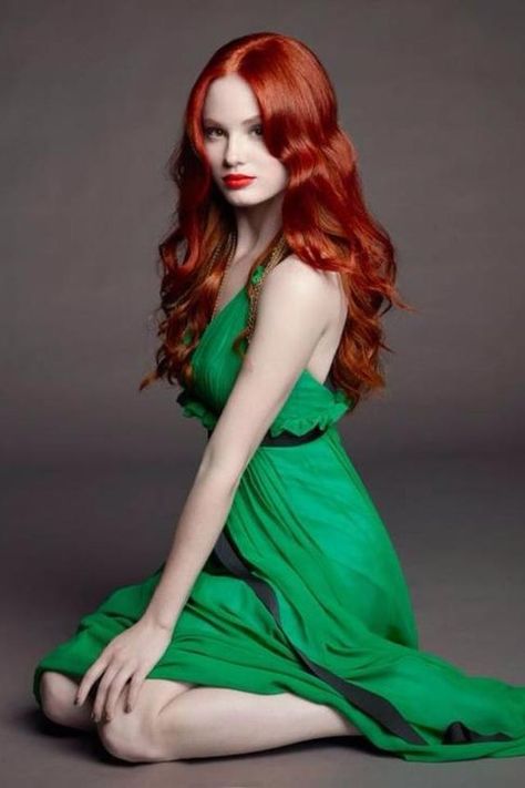 Green. Woman With Red Hair, I Love Redheads, Pretty Redhead, Red Haired Beauty, Red Hair Woman, Belle Silhouette, Beautiful Red Hair, Long Red Hair, Redhead Beauty