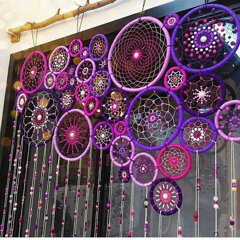 Stunning Dream Catcher beaded curtain!!! Xxxx                                                                                                                                                     More Dreamcatcher Diy, Atrapasueños Diy, Simpul Makrame, Hantverk Diy, Dream Catcher Diy, Deco Boheme, Diy Window, Beaded Curtains, Décor Diy