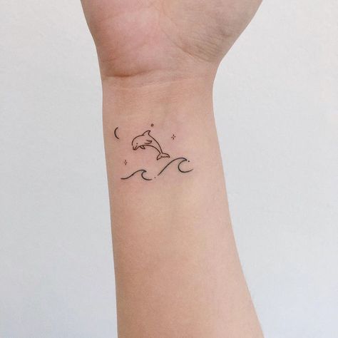 Wrist Tattoos Words, Beachy Tattoos, Minimal Tattoo Designs, Minimal Tattoo Ideas, Cute Henna Tattoos, Dolphins Tattoo, Small Pretty Tattoos, Petite Tattoos, Cute Tattoos For Women