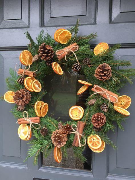 Orange Decorations Christmas, Nova Godina Dekoracija, Plant Porch, Front Porch Planter Ideas, Front Porch Planter, Porch Planter Ideas, Planter Designs, Porch Planter, Christmas Planter