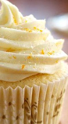 Champagne and Orange Juice Mimosa Cupcakes ❊ Mimosa Cupcakes, Cupcake Flavors, Köstliche Desserts, Cup Cakes, Betty Crocker, Sauvignon Blanc, Let Them Eat Cake, Cupcake Recipes, Mimosa