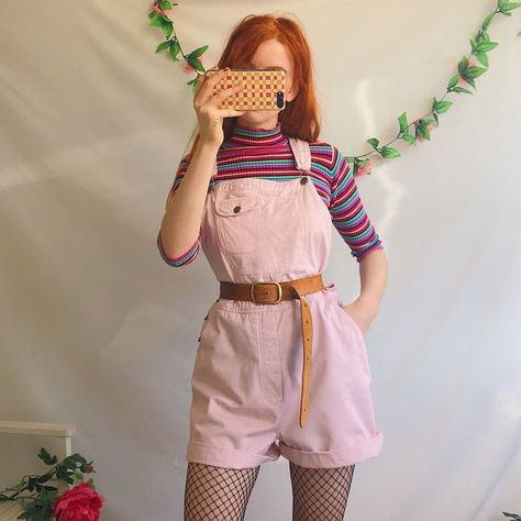 Pink Dungarees Outfit, Ingenue Essence, Looks Aesthetic, Short Dungarees, Lesbian Fashion, Thrifted Outfits, 80s Outfit, Artist Outfit, Pink Dark