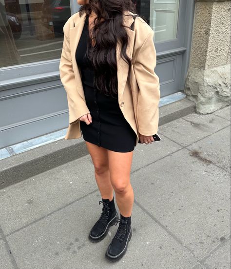 Blazer And Dress Outfit, Capsule Wardrobe Black, Beige Blazer Outfit, Blazer And Dress, Outfit Inspo Aesthetic, Engagement Photo Outfits Fall, Black Boots Outfit, Wardrobe Black, Oversized Outfit