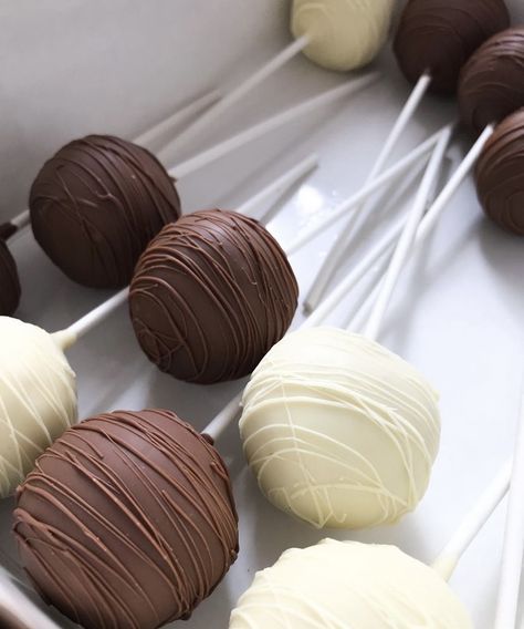 Cake Pops Designs Ideas, Cakepop Aesthetic, Neutral Cake Pops, Cake Pop Aesthetic, Aesthetic Cake Pops, Cake Pops Aesthetic, Cakepop Design, Brown Cake Pops, Fall Cake Pops