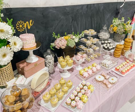 Pink and yellow dessert table designed with a daisy theme and Wild "ONE", details on the blog! #firstbirthdaygirl #birthdaygirl #firstbirthdayideas #daisythemebirthday #daisydecor #birthdaydecor Dessert Table 1st Birthday, Dessert Table First Birthday, Daisy Birthday Party Table Decor, Daisy Birthday Dessert Table, Daisy Table Decorations, Daisy Desserts, Sunshine Dessert Table, Daisy Dessert Table, Daisy Desert Table