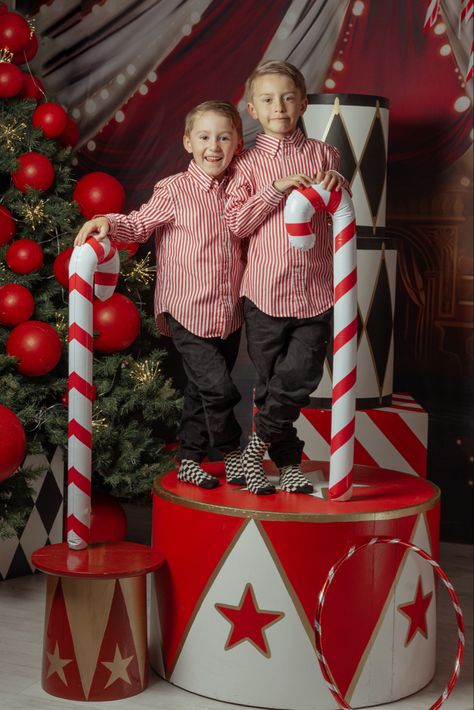 Santa Workshop Photo Shoot, Retro Christmas Photos, Circus Christmas, Christmas Photoshoot Kids, Christmas Circus, Santa Claus Parade, Tree Decoration Ideas, Xmas Photos, Christmas Shoot