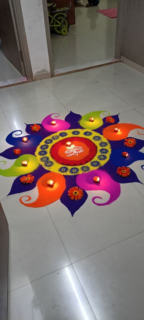 Round Rangoli For Diwali, Round Flower Rangoli Design, Rangoli Big Designs Latest, Geometry Rangoli Designs, Diwali Rangoli Image, Big Round Rangoli Design, Diwali Latest Rangoli Designs, Small Rangoli Design For Daily Flowers, Rangoli Round Designs