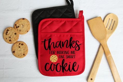 Cricut Pot Holders, Holiday Craft Fair, Kitchen Vinyl, Neighbor Christmas Gifts, One Smart Cookie, Kitchen Svg, Christmas Pots, Watch Christmas Movies, Christmas Vinyl