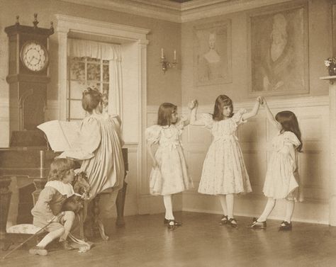 Rudolf Eickemeyer Jr. The Dance. 1901 Victorian Era Dresses, Portrait Vintage, Art Institute Of Chicago, Vintage Portraits, White Photo, The Dance, Vintage Photographs, Vintage Photography, Historical Photos