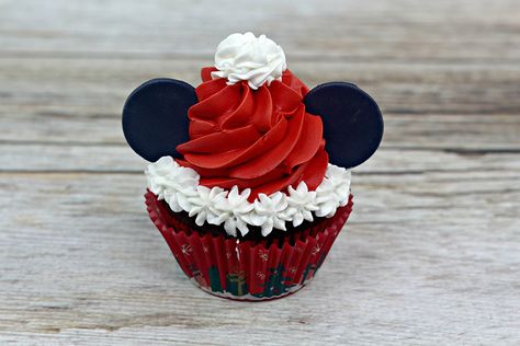 Cupcakes Minnie Mouse, Santa Cupcakes, Christmas Cupcakes Decoration, Disney Cupcakes, Holiday Baking List, Triple Chocolate Cake, Disney Desserts, Mexican Wedding Cookies, Butter Cupcakes