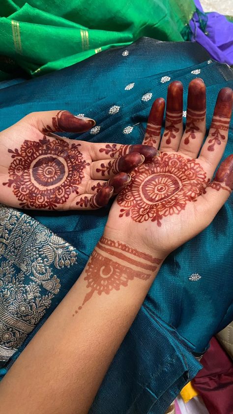 Sun Mehndi Design, Henna On Palm, Mehendi Palm, Palm Henna Designs Easy Simple, Henna Palm Designs, Easy Henna Design, Model Hands, Henna Palm, Finger Mehendi