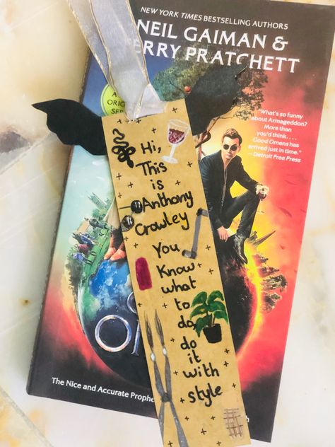 Good omens bookmark handmade front and behind drawing aziraphale and crowley vibes with their funny quotes and wings two sides black wing and white wing Aziraphale Quotes, Good Omens Book Cover, Good Omens Bookmark, Good Omens Wings, Good Omens Doodles, Good Omens Drawing, Aziraphale And Crowley, White Wing, Diy Wings