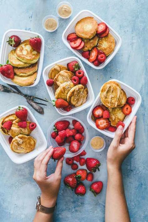 healthy to go meal prep pancakes in 5 plastic containers with berries Breakfast Meal Prep Recipes, Overnight Oat, Meal Prep Recipes, Breakfast And Brunch, Breakfast Meal, Easy Morning, Prep Recipes, Diet Vegetarian, Breakfast Meal Prep