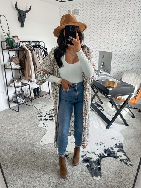 Jeans And Booties Outfit, Winter Kimono Outfit, Jeans Outfit High Waisted, Platform Booties Outfit, Brown Hat Outfit, Boots Outfit Brown, Kimono Outfit Ideas, Brown Booties Outfit, Duster Outfit