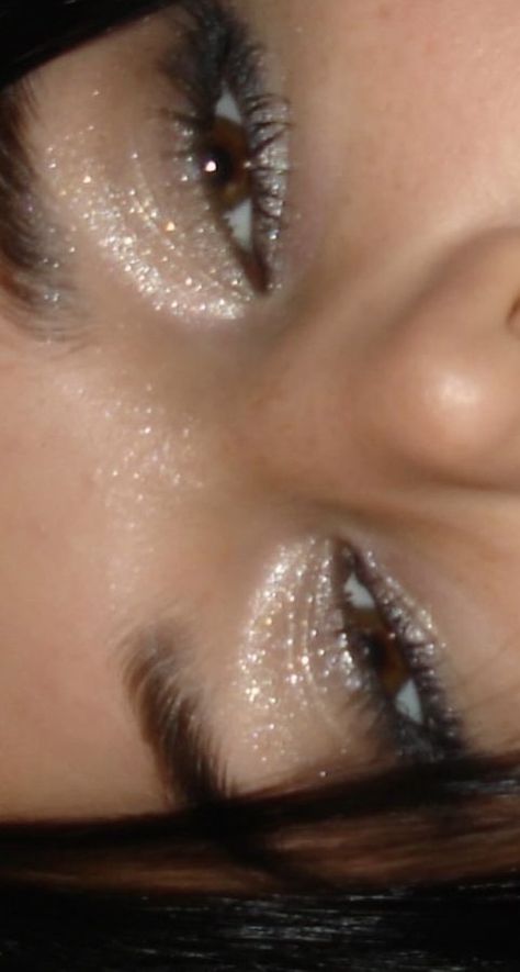 Makeup For A Birthday Party, Shiny Eyeshadow Look, Sparkly Eyeshadow Look, Everyday Glitter Makeup, Glitter Makeup Looks Simple, Glitter Make-up, Body Glitter Aesthetic, Winter Ball Makeup, Makeup Glitter Looks