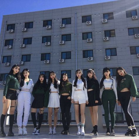 squad <3 10 Girls Squad Aesthetic, Boy And Girl Friendship, Girls Squad, Korean Best Friends, Girl Friendship, Korean Ulzzang, K Fashion, Best Friend Photos, Boy And Girl Best Friends