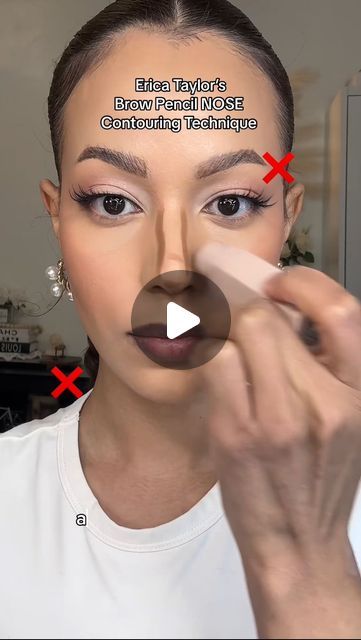 Nose Contour With Concealer, Contour Skinnier Face, How To Highlight Nose, How To Contour My Nose, Nose Contour Before And After, Contour Makeup For Nose, Contour Tips How To Apply, Contouring The Nose, Make Nose Smaller Contours